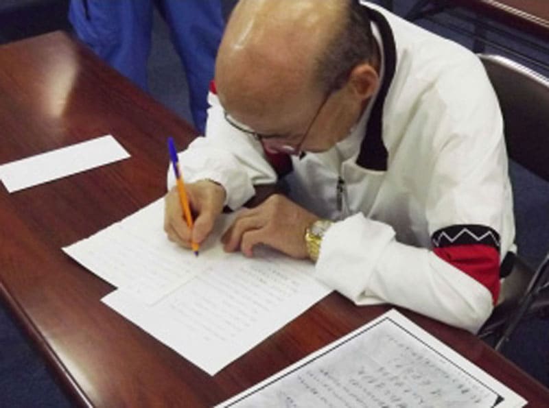 石川さん本人による脅迫状作成実験の様子の写真