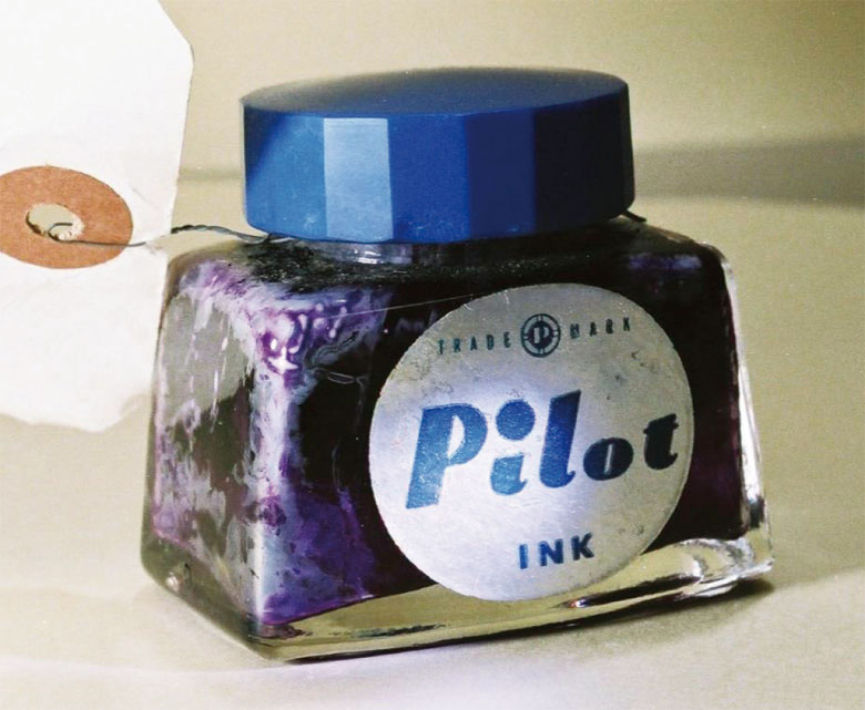 被害者のインクボトルの写真